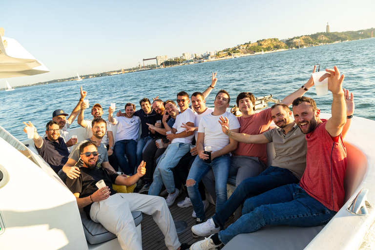 Lisbonne : Fête au coucher du soleil sur un catamaran avec OPEN BAR et musiqueSoirée au coucher du soleil sur le catamaran + OPEN BAR