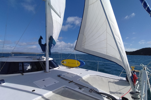 Baie des Îles : Location d'un catamaran à voile avec déjeuner