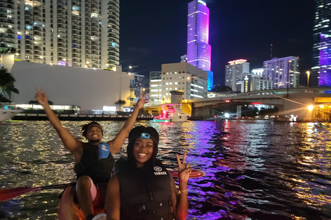 Miami: Tour nocturno guiado en kayak iluminado con LED y bebidas