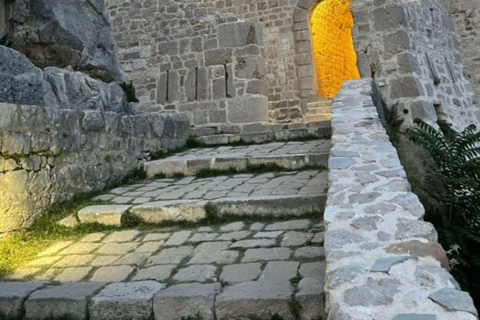 Split: Visita panorámica de la ciudad al atardecer en KlisExcursión nocturna al atardecer en Klis