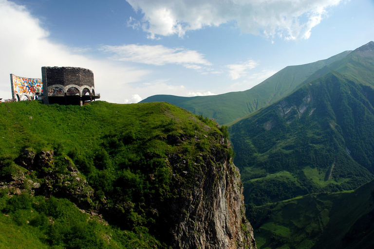 Hoogland Trifecta: Kazbegi, Gudauri en Ananuri avontuur