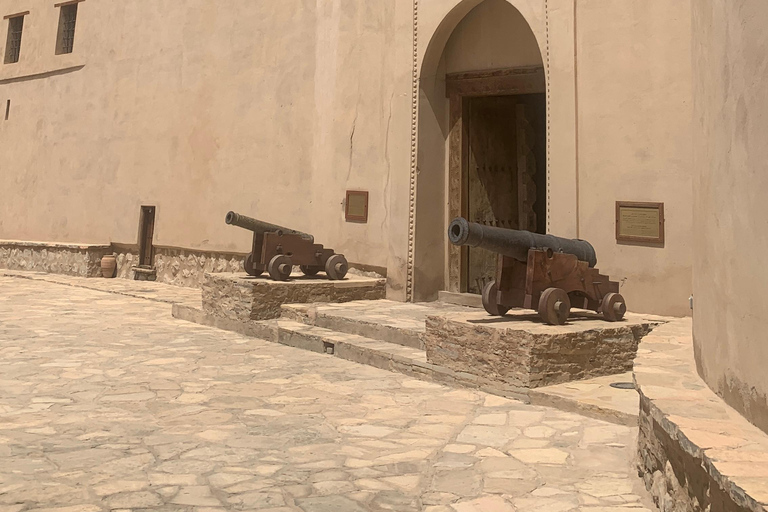 Desde Mascate: Día completo en el Zoco de Nizwa, el Fuerte de Nizwa y Jabel Akhdar