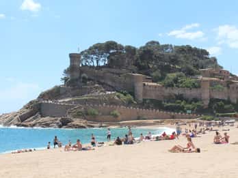 From Barcelona: Tossa de Mar Day Tour with Beach Time