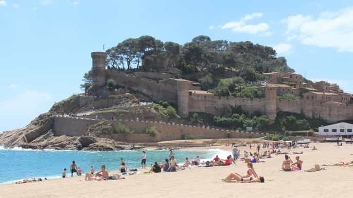 Desde Barcelona: Excursión de un día a Tossa de Mar con tiempo de playa
