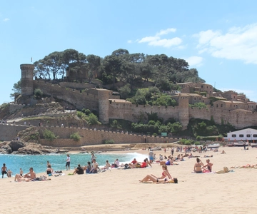 From Barcelona: Tossa de Mar Day Tour with Beach Time