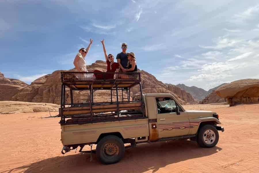 Wadi Rum: 2-tägige Tour mit dem Geländewagen und Tour nach Um Addami sowie 2 Übernachtungen. Foto: GetYourGuide Wadi Rum: 2-tägige Tour mit dem Geländewagen und Tour nach Um Addami sowie 2 Übernachtungen. Foto: GetYourGuide