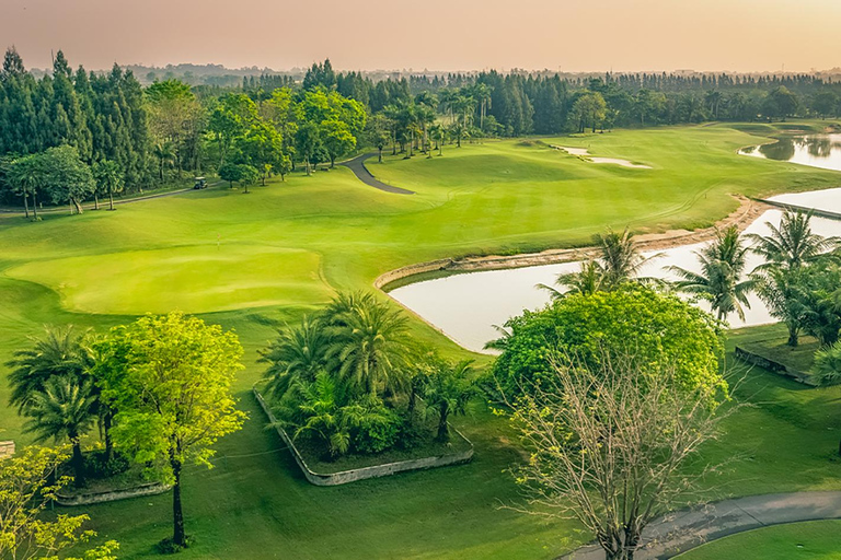 Phnom Penh: Exclusive Premium Golf Experience Nighttime 9-Hole Golf Experience