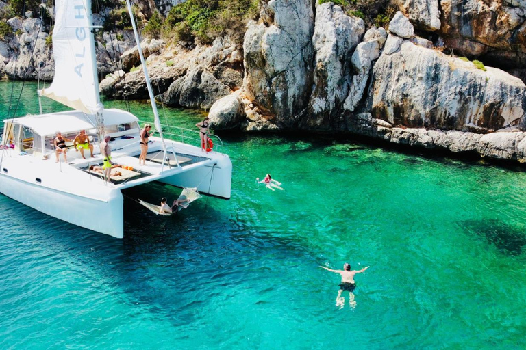 Porto Conte: Half-day catamaran tour with aperitif
