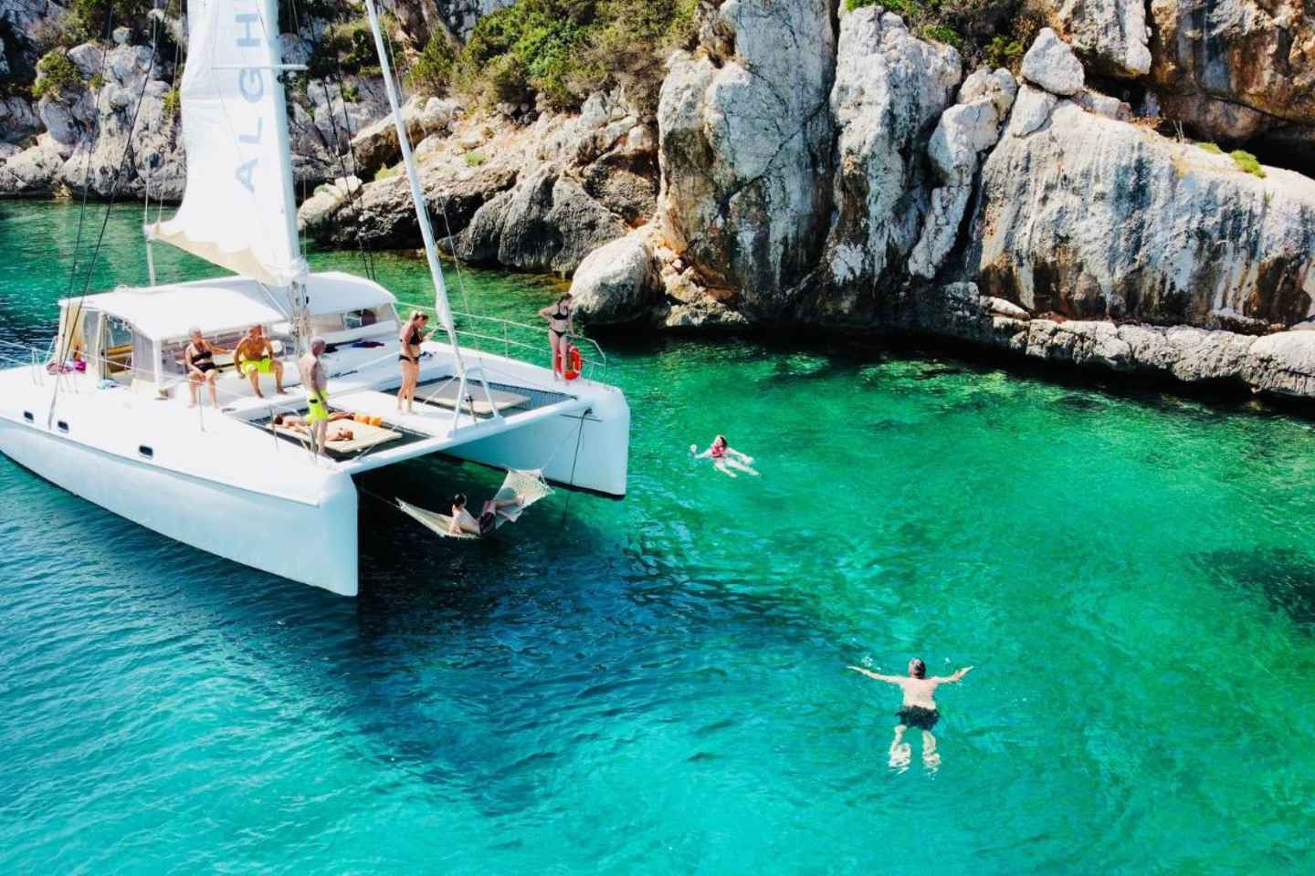 Porto Conte: Half-day catamaran tour with aperitif