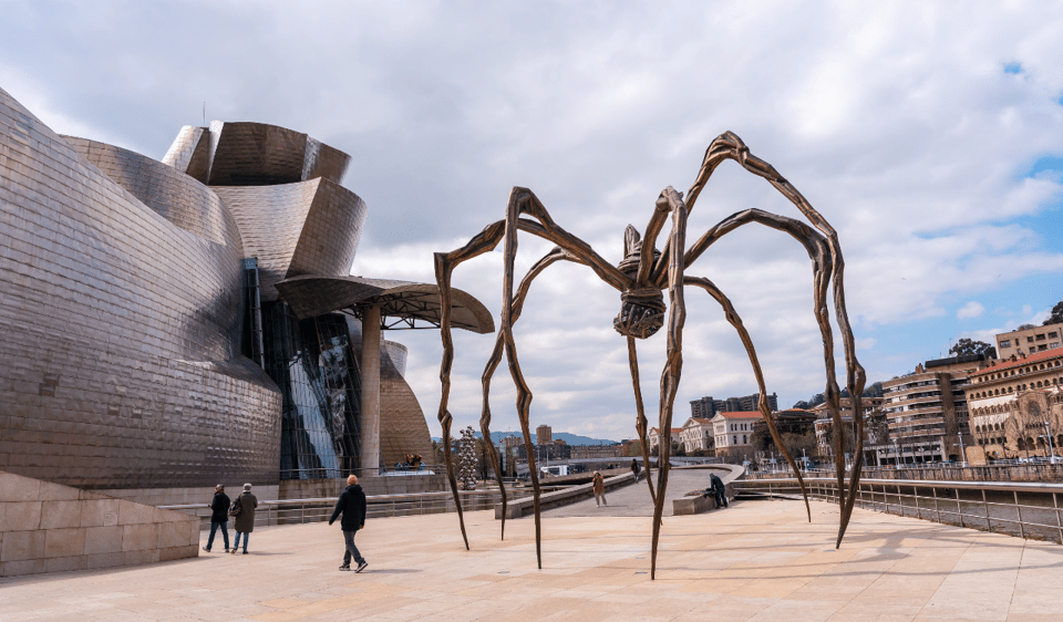 Tour Privado del Museo Guggenheim Bilbao con Guía Oficial | GetYourGuide