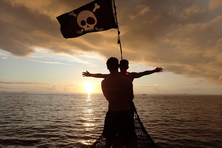 Koh Phi Phi : Passeio de barco pirata com snorkeling e caiaque