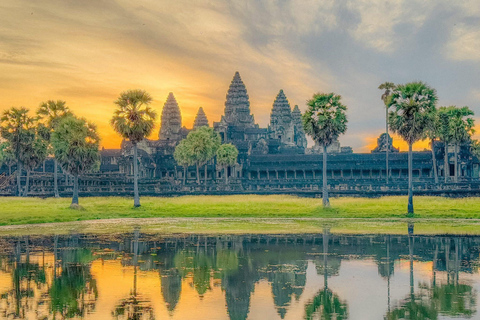 Siem Reap: Private Angkor Wat Tuk-Tuk Tour in Spanish Angkor Wat Sunset & Small Circuit (Spanish-Speaking Guide)