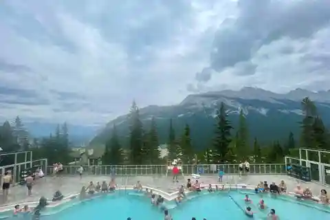 Banff: Hot Spring, Gondola, Lakes & Wildlife Tour