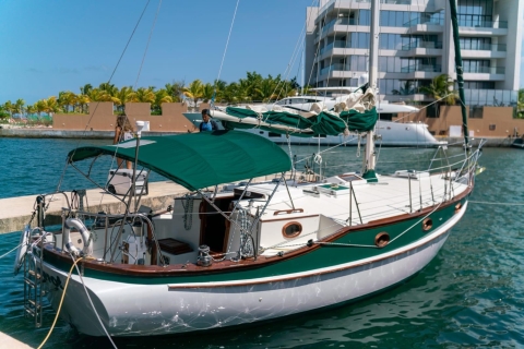 (Copie de) Location d'un bateau pour un tour de voile privé et personnalisable à Cancun(Copie de) (Copie de) Cancun private customizable sailing tour boat rental