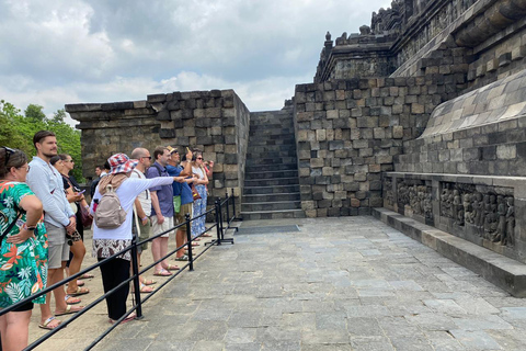 Amanecer desde la colina de Setumbu Templo de Borobudur y PrambananAmanecer en Borobudur desde la colina de Setumbu Templo de Prambanan