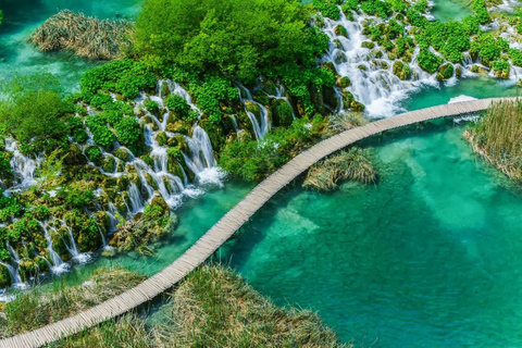 سبليت: جولة ليوم واحد مع مرشد في الصباح الباكر إلى بحيرات بلاتفيتشSplit: Plitvice Lakes Day Tour - Entry Tickets Not Included