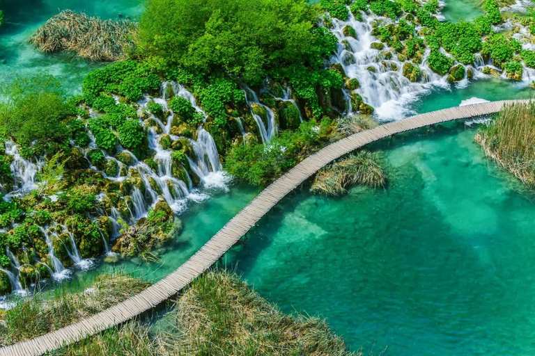 سبليت: جولة ليوم واحد مع مرشد في الصباح الباكر إلى بحيرات بلاتفيتشSplit: Plitvice Lakes Day Tour - Entry Tickets Not Included