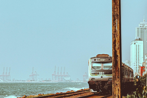 Colombo: Train, Bus, and Tuk Tuk Tour with Snacks