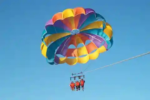 Mackinaw City: Parasailing Adventure