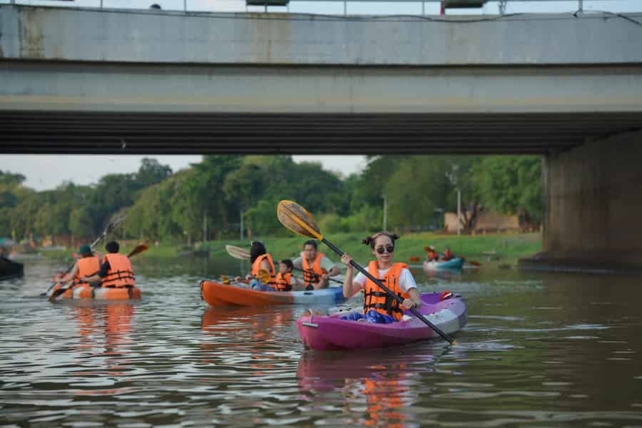 Chiang Mai:Erkunde den Mae Ping Fluss bei Sonnenuntergang mit dem Kajak. Foto: GetYourGuide