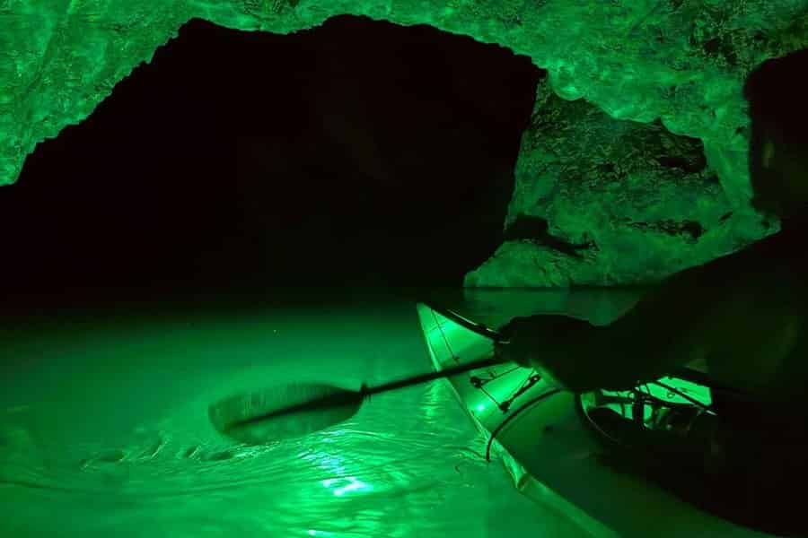 Emerald Cave: Sonnenuntergang bis Glow-Paddeln (Selbstfahrer). Foto: GetYourGuide Emerald Cave: Sonnenuntergang bis Glow-Paddeln (Selbstfahrer). Foto: GetYourGuide