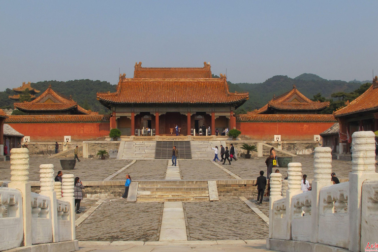 En dags östra Qing Tomb Tour med Peking engelska förare