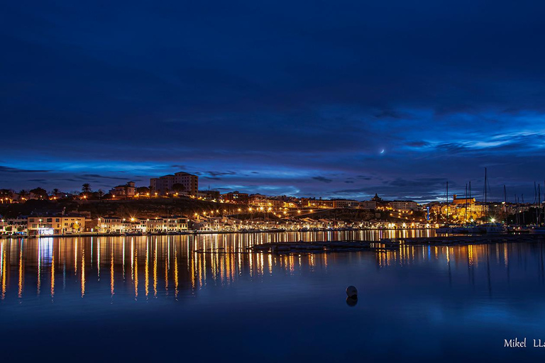 Menorca: Tour privado en barca con aperitivo y puesta de sol