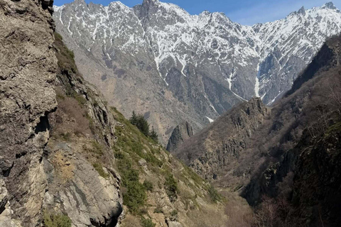 Kazbegi: Gveleti Waterfall 4x4 Jeep Tour & Guided Hike