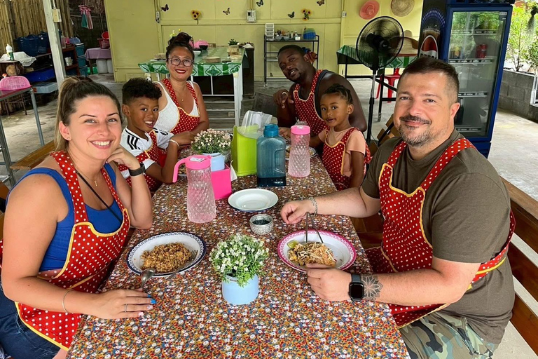 Aonang: Thaise kookles met markt- en moestuintourAonang: Thaise kookles met markt- en keukentuintour
