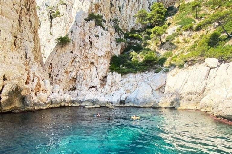 La Ciotat: Boat Tour in the Calanques with swimming