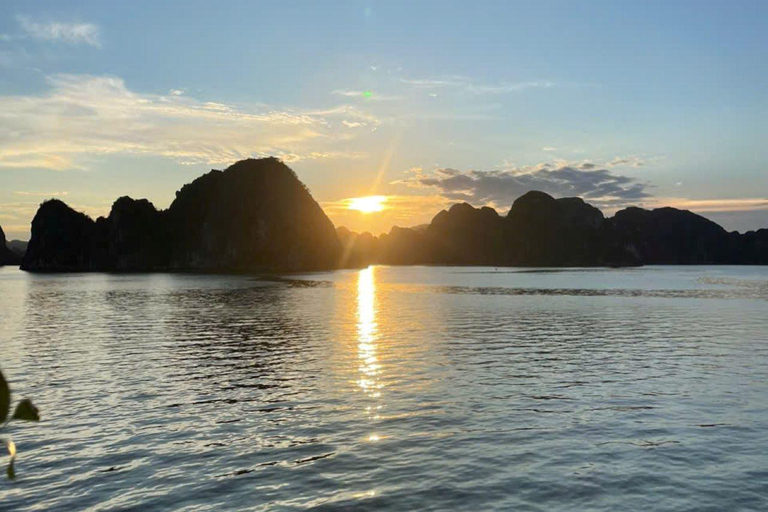 Hanoi: jednodniowa wycieczka po zatoce Ha Long - luksusowy rejs i lunch w formie bufetu