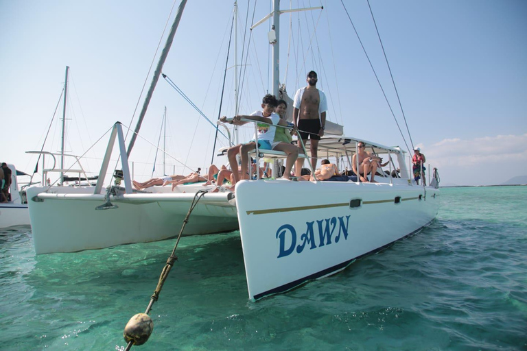 Mauritius Catamaran Cruise: 3 North Island with Lunch Drinks