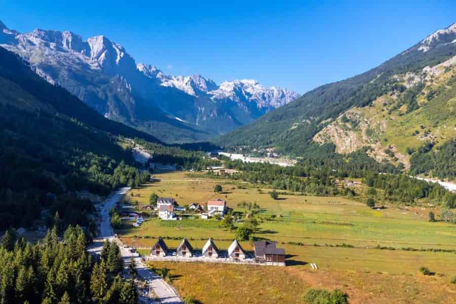 Transfer von Shkodër nach Valbona: Komani-Fähre + Busticket. Foto: GetYourGuide Transfer von Shkodër nach Valbona: Komani-Fähre + Busticket. Foto: GetYourGuide
