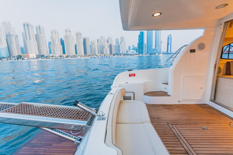 Dubai Yacht Tour - båttur upp till 12 gäster Privat tur3 timmars sightseeing - Dubai Luxury Yacht Experience