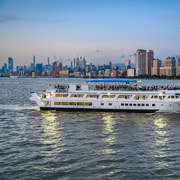 DJ付きNYCサンセットクルーズ：スカイライン＆自由の女神像 | GetYourGuide