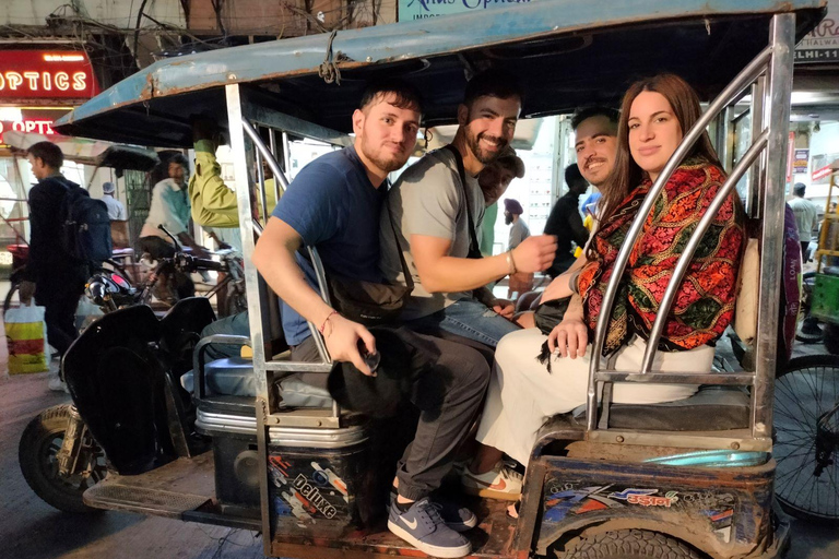 Mercado nocturno y comida callejera en Delhi (medio día, guiado por mujeres)Mercado de día y comida callejera en Delhi (medio día, guiado por mujeres)