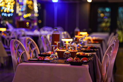 رحلة عشاء بحرية في مضيق البوسفور مع مشروبات وترفيه غير محدودمشروبات غازية غير محدودة وبدون تحويل