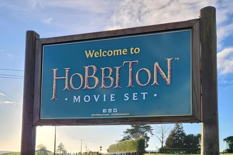 Private Hobbiton & Waitomo glowworm cave Day Trip