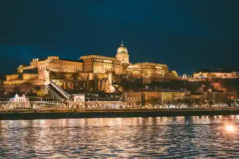 Cruzeiro turístico noturno em Budapeste