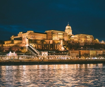 Cruzeiro turístico noturno em Budapeste