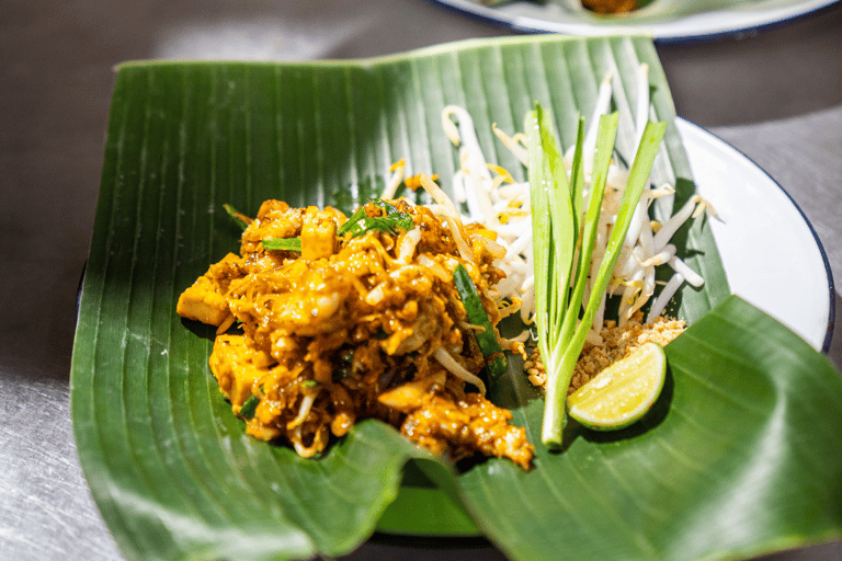 Bangkok: Flower Market and Food Night Tour by Tuk Tuk Group Tour