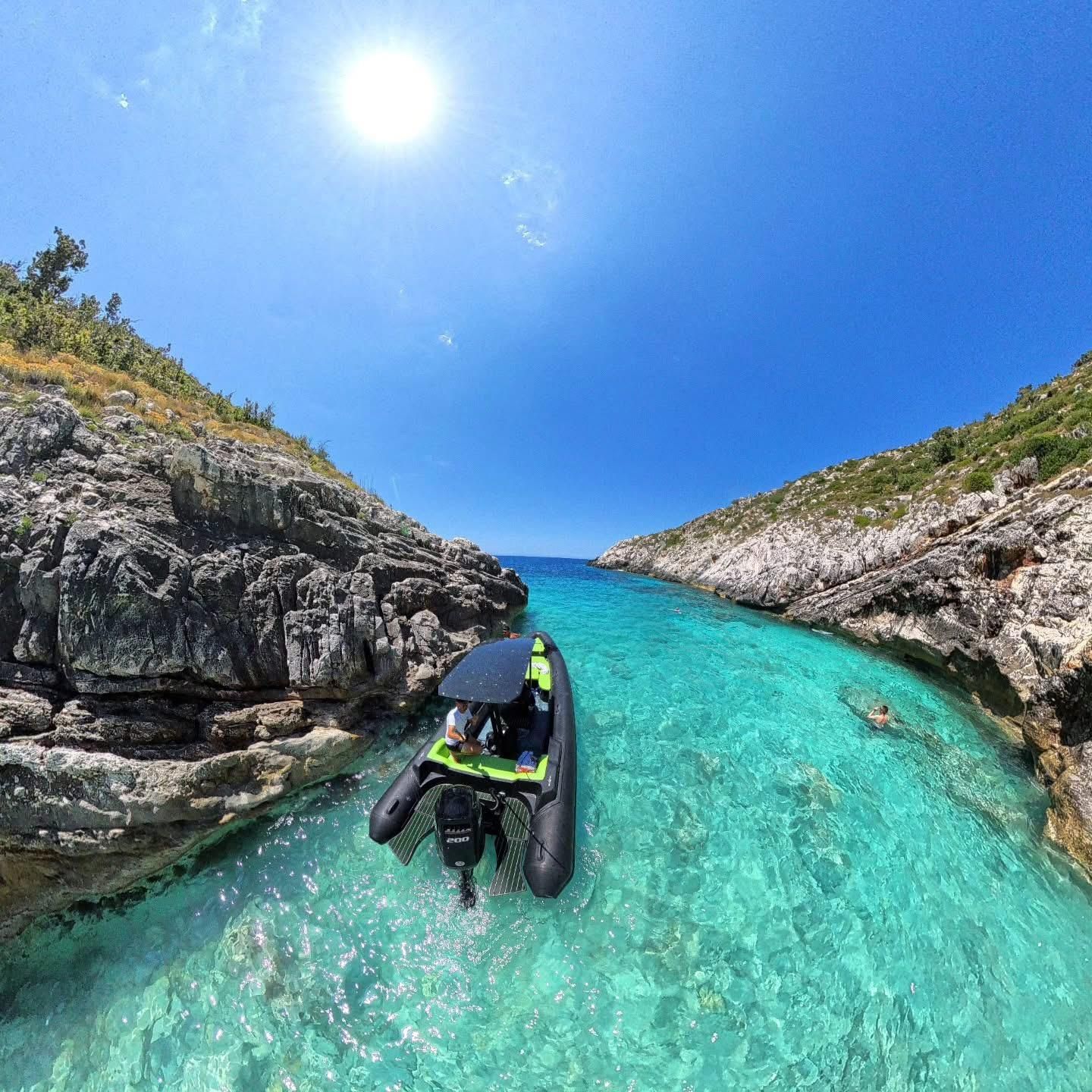 Schnellboot-Tour zur Insel Sazan, zur Haxhi-Ali-Höhle und nach Karaburun
