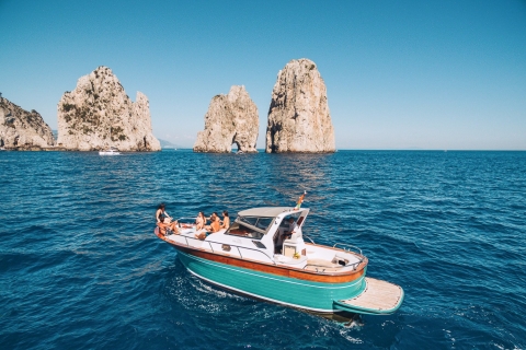 Capri: całodniowa wycieczka z wizytą w grotachCałodniowa wycieczka z przystankiem w Błękitnej Grocie