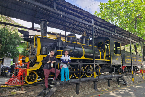 Medellín: tour di un giorno del Tunel de la Quiebra, della ferrovia e delle cascateMedellín: Tour di un giorno del Tunel de la Quiebra, della ferrovia e delle cascate