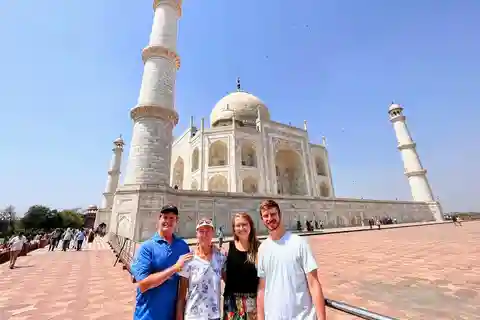 From Delhi: Sunrise Taj Mahal, Agra Fort & Baby Taj Day Tour