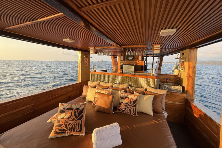 Labuan Bajo: Komodo Full Day Tour Luxury Boat Sunset Cruise Komodo Tour Luxury Boat with Drone and GoPro Underwater