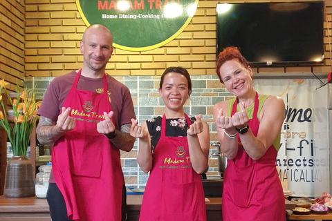 Hue: Aula de culinária com uma família localAula de culinária com visita ao mercado