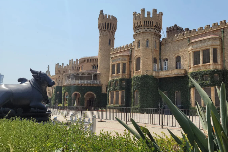 Wycieczka z przewodnikiem po pałacu w Bangalore z biletem wstępuWycieczka z przewodnikiem po pałacu w Bangalore wraz z biletem wstępu