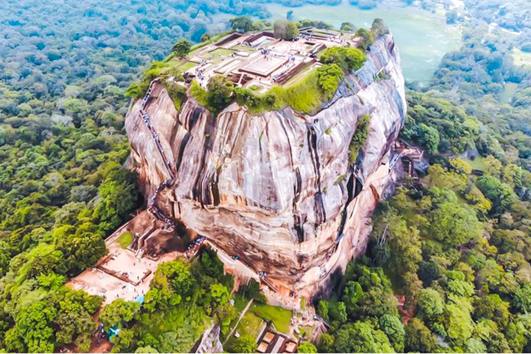 De Negombo: Pedra Sigiriya e cidade antiga de PolonnaruwaFom Negombo: Sigiriya Rock e antiga cidade de Polonnaruwa