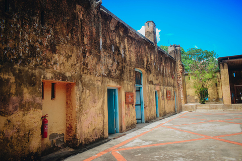 Zanzibar: tour guidato dell'isola prigione con guida localeZanzibar: tour guidato dell'isola prigione con una guida locale